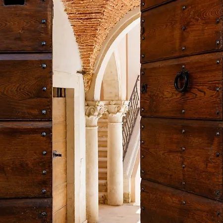 Santa Maria Paganica-luxury Flat-large-2 Baths-wifi-smart Tv-historical Center